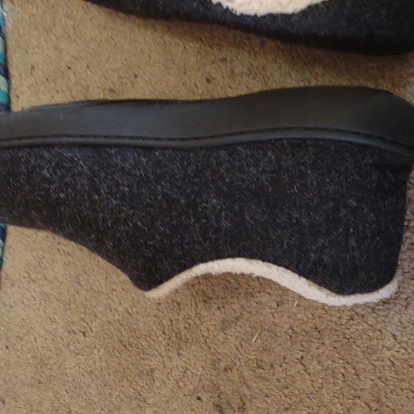 Slippers - Picture 2 of 4